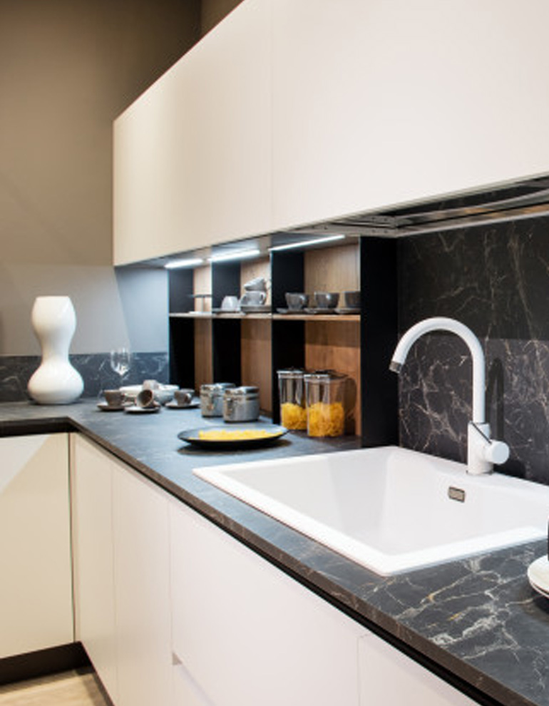 balcao-de-cozinha-de-efeito-marmore-com-utensilios_126745-516