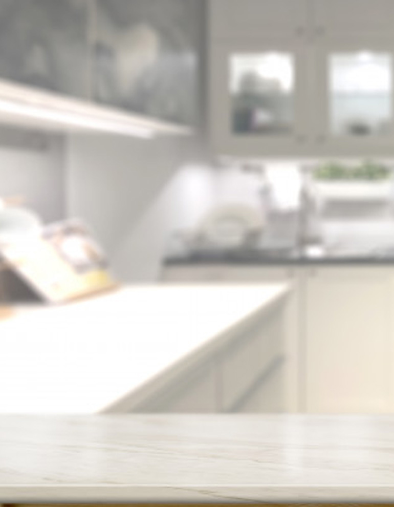 bancadas-de-marmore-com-fundo-moderno-da-sala-da-cozinha_67155-25